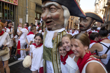 Foto de la salida de la Comparsa de Gigantes y Cabezudos este 9 de julio de San Fermín 2026