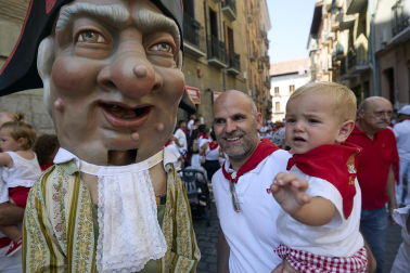 Foto de la salida de la Comparsa de Gigantes y Cabezudos este 9 de julio de San Fermín 2026