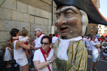 Foto de la salida de la Comparsa de Gigantes y Cabezudos este 9 de julio de San Fermín 2026