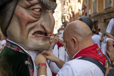 Foto de la salida de la Comparsa de Gigantes y Cabezudos este 9 de julio de San Fermín 2026