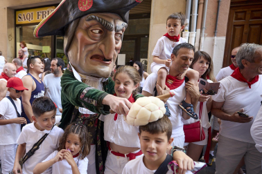 Foto de la salida de la Comparsa de Gigantes y Cabezudos este 9 de julio de San Fermín 2026