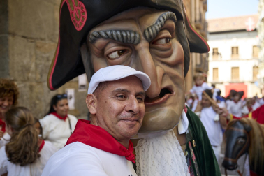 Foto de la salida de la Comparsa de Gigantes y Cabezudos este 9 de julio de San Fermín 2026