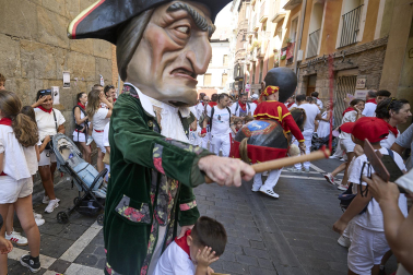 Foto de la salida de la Comparsa de Gigantes y Cabezudos este 9 de julio de San Fermín 2026