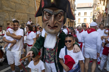 Foto de la salida de la Comparsa de Gigantes y Cabezudos este 9 de julio de San Fermín 2026