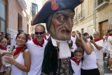 Foto de la salida de la Comparsa de Gigantes y Cabezudos este 9 de julio de San Fermín 2026