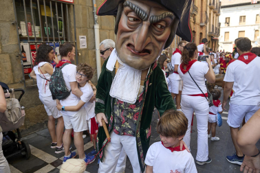 Foto de la salida de la Comparsa de Gigantes y Cabezudos este 9 de julio de San Fermín 2026