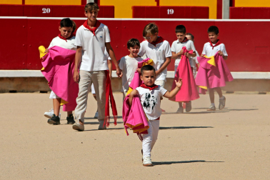 Los niños pudieron disfrutar de la primera jornada de los 'Toros en familia' en la plaza de toros de Pamplona este jueves, 9 de julio