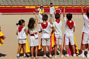 Los niños pudieron disfrutar de la primera jornada de los 'Toros en familia' en la plaza de toros de Pamplona este jueves, 9 de julio