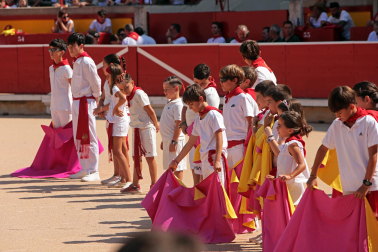Los niños pudieron disfrutar de la primera jornada de los 'Toros en familia' en la plaza de toros de Pamplona este jueves, 9 de julio