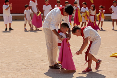 Los niños pudieron disfrutar de la primera jornada de los 'Toros en familia' en la plaza de toros de Pamplona este jueves, 9 de julio