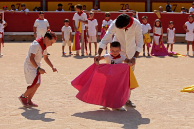 Los niños pudieron disfrutar de la primera jornada de los 'Toros en familia' en la plaza de toros de Pamplona este jueves, 9 de julio