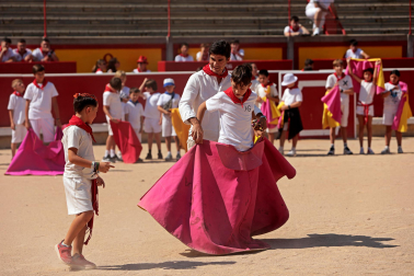 Los niños pudieron disfrutar de la primera jornada de los 'Toros en familia' en la plaza de toros de Pamplona este jueves, 9 de julio