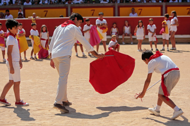 Los niños pudieron disfrutar de la primera jornada de los 'Toros en familia' en la plaza de toros de Pamplona este jueves, 9 de julio