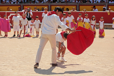 Los niños pudieron disfrutar de la primera jornada de los 'Toros en familia' en la plaza de toros de Pamplona este jueves, 9 de julio