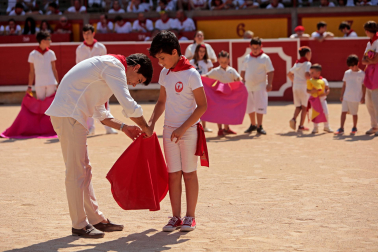 Los niños pudieron disfrutar de la primera jornada de los 'Toros en familia' en la plaza de toros de Pamplona este jueves, 9 de julio