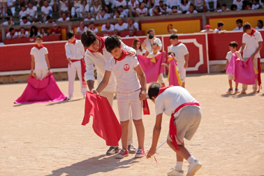Los niños pudieron disfrutar de la primera jornada de los 'Toros en familia' en la plaza de toros de Pamplona este jueves, 9 de julio