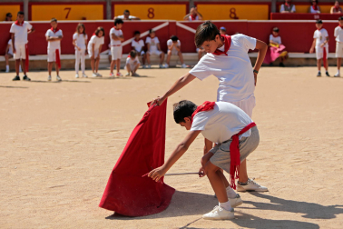 Los niños pudieron disfrutar de la primera jornada de los 'Toros en familia' en la plaza de toros de Pamplona este jueves, 9 de julio