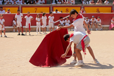 Los niños pudieron disfrutar de la primera jornada de los 'Toros en familia' en la plaza de toros de Pamplona este jueves, 9 de julio
