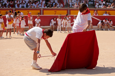 Los niños pudieron disfrutar de la primera jornada de los 'Toros en familia' en la plaza de toros de Pamplona este jueves, 9 de julio