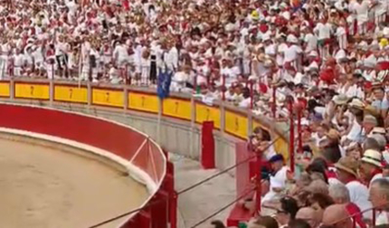 Vídeo de las peñas cantando 'El Rey' a Roca Rey