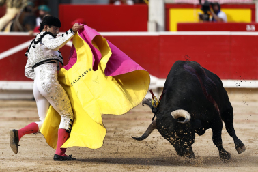 Fotos de la tercera corrida de la Feria del Toro 2026 con toros de Victoriano del Río para los diestros Alejandro Talavante, Roca Rey y David de Miranda