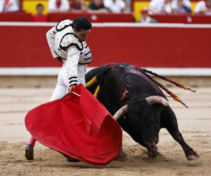 Fotos de la tercera corrida de la Feria del Toro 2026 con toros de Victoriano del Río para los diestros Alejandro Talavante, Roca Rey y David de Miranda