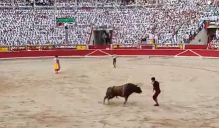 Susto para Paquito Algaba durante el tercio de banderillas
