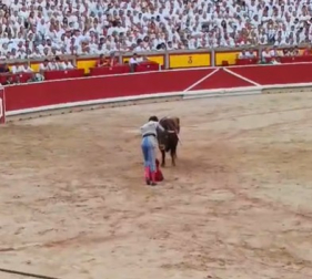 Estocada de Roca Rey a la primera en el quinto toro de la tarde