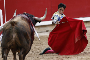 Fotos de la tercera corrida de la Feria del Toro 2026 con toros de Victoriano del Río para los diestros Alejandro Talavante, Roca Rey y David de Miranda
