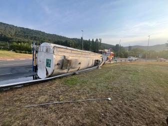 Fotos del vuelco de un camión cisterna con vino entre Arre y Oricáin