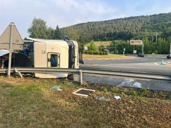 Fotos del vuelco de un camión cisterna con vino entre Arre y Oricáin