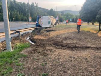 Fotos del vuelco de un camión cisterna con vino entre Arre y Oricáin
