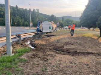Fotos del vuelco de un camión cisterna con vino entre Arre y Oricáin