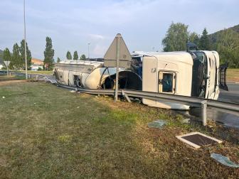Fotos del vuelco de un camión cisterna con vino entre Arre y Oricáin