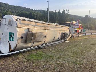 Fotos del vuelco de un camión cisterna con vino entre Arre y Oricáin
