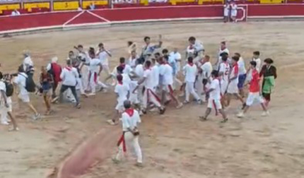 Roca Rey y David de Miranda salen a hombros de la plaza de toros de Pamplona