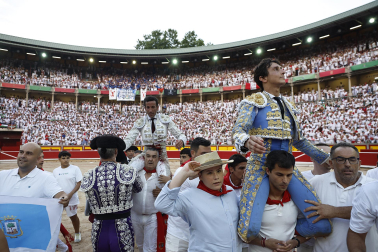 Fotos de la tercera corrida de la Feria del Toro 2026 con toros de Victoriano del Río para los diestros Alejandro Talavante, Roca Rey y David de Miranda