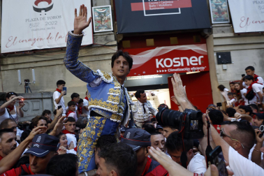 Fotos de la tercera corrida de la Feria del Toro 2026 con toros de Victoriano del Río para los diestros Alejandro Talavante, Roca Rey y David de Miranda