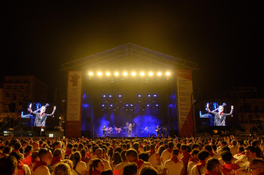 Fotos del concierto de Shinova en la plaza del Castillo