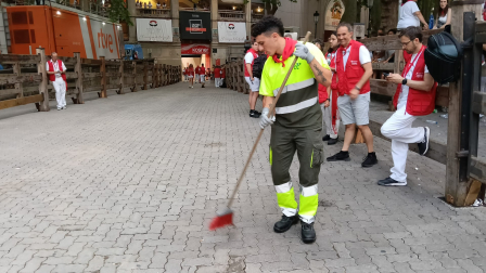 Los servicios de limpieza se afanan en el callejón.