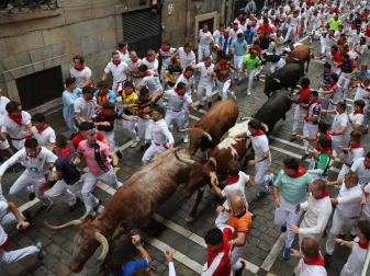 Fotos del cuarto encierro de San Fermín 2026 en Pamplona
