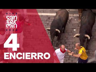El cuarto encierro, muy peligroso en dos minutos, 32 segundos. De nuevo velocísimo, el cuarto encierro de San Fermín ha durado dos minutos, 32 segundos- en la media de esta semana- con toros rápidos que han causado momentos más que peligrosos, sobre todo en la calle Estafeta, donde se han vivido momentos muy tensos con fuertes caídas y montoneras.
Toda la información: https://www.rtve.es/noticias/san-fermin/