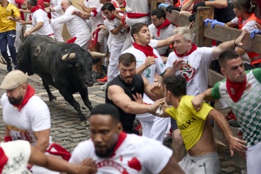 Foto del 'milagro' en la curva de Mercaderes en el cuarto encierro de San Fermín.