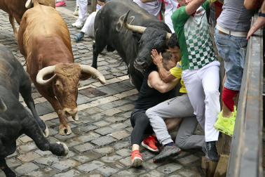 Foto del 'milagro' en la curva de Mercaderes en el cuarto encierro de San Fermín.