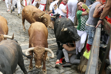 Foto del 'milagro' en la curva de Mercaderes en el cuarto encierro de San Fermín.