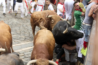 Foto del 'milagro' en la curva de Mercaderes en el cuarto encierro de San Fermín.