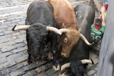 Foto del 'milagro' en la curva de Mercaderes en el cuarto encierro de San Fermín.