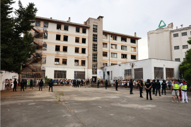Vista general del operativo en la explanada del operativo esta mañana en el barrio pamplonés de Echavacoiz, donde se identificaron a 59 hombres y a una mujer.