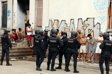 Un robo con violencia cometido a primera hora de este viernes en el barrio pamplonés de Echavacoiz ha desencadenado un importante operativo de la Policía Nacional, en el que han participado 55 agentes de distintas unidades. Los hechos se han producido hacia las 8.45 horas tras un robo con violencia en las inmediaciones del bar Aifu. Varios testigos han asegurado haber visto al presunto autor huir y refugiarse en el edificio abandonado de la antigua ikastola Jaso.