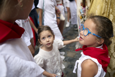 Foto de la salida de la Comparsa de Gigantes y Cabezudos este 10 de julio de San Fermín 2026.